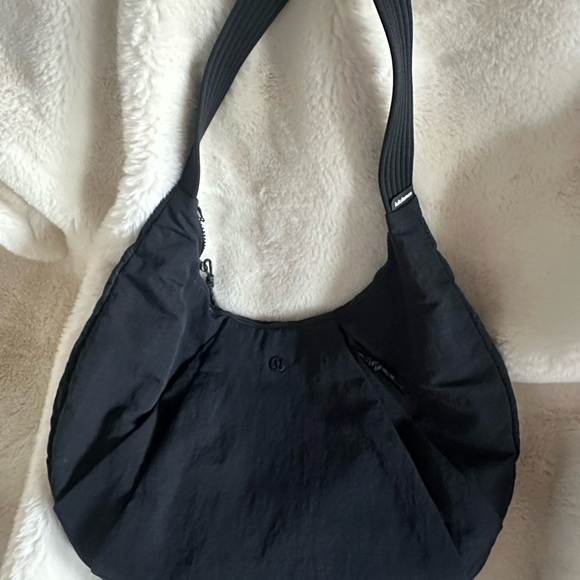 Lululemon Pleated Shoulder Bag in Black | 10L Capacity | EUC | SOLD OUT - Picture 16 of 16